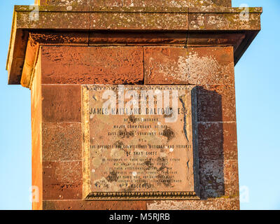 East Lothian, Schottland, Großbritannien. Nahaufnahme von Inschrift, hilltop Denkmal für James Maitland Balfour, Schottischer Grundbesitzer und MP für Haddington Stockfoto