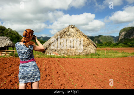 Touristen fotografieren der Landschaft mit mogotes und Trocknen Haus im Tal von Vinales, Kuba, Provinz Pinar del Rio Stockfoto