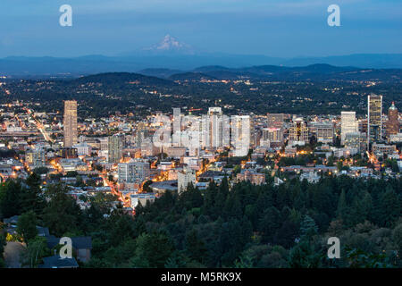 Nacht City Skyline von Portland, Oregon Stockfoto