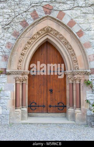 Alte gotische gewölbte Kirche Tür mit verzierten Steinsäulen Stockfoto