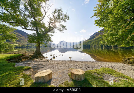 Blick über den Lake Buttermere vom Kiesstrand Ufer im englischen Lake District an einem Sommertag, UK. Stockfoto