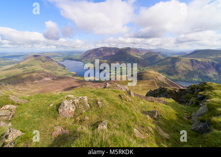 Blick auf den Lake Buttermere und Crummock Water auf dem Weg zum Gipfel des Red Pike mit Whiteless Wandope, Hecht, Grasmoor und Robinson in der Ferne. Th Stockfoto