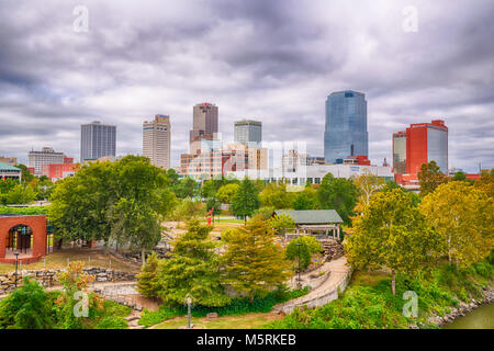LITTLE ROCK, AR - Oktober 11, 2017: Little Rock City Skyline von der Kreuzung Brücke über den Arkansas River Stockfoto