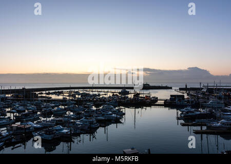 England, Ramsgate Hafen. Fischerboot Kopf aus der Hafeneinfahrt in der Morgendämmerung am frühen Morgen blaues Licht vor Sonnenaufgang. Stockfoto