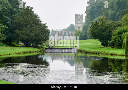 FOUNTAINS ABBEY, RIPON, England, Großbritannien - September 04, 2017: Zisterzienserkloster Grundstück und die Ruinen von Fountains Abbey in North Yorkshire, England, UK. Stockfoto