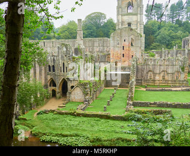 FOUNTAINS ABBEY, RIPON, England, Großbritannien - September 04, 2017: Zisterzienserkloster Grundstück und die Ruinen von Fountains Abbey in North Yorkshire, England, UK. Stockfoto