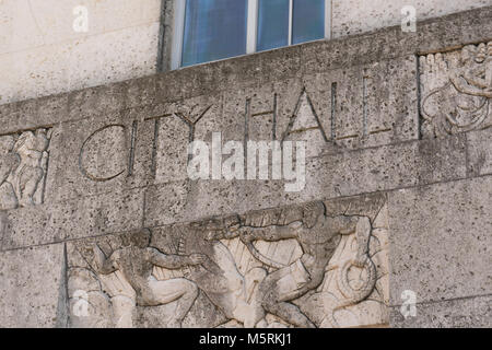 City Hall Schild an der Fassade des Gebäudes Stockfoto