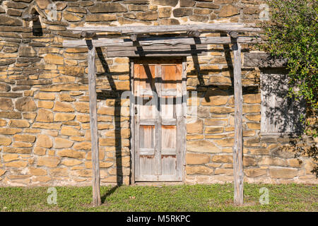 Alte hölzerne Tür an der Mission San Jose in Texas Stockfoto