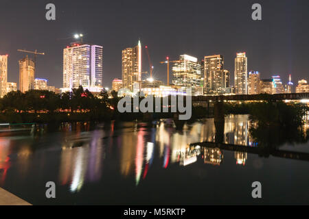 AUSTIN, TX - Oktober 28, 2017: Skyline von Austin, Texas von der Pfluger Fußgängerbrücke Stockfoto