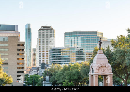 AUSTIN, TX - Oktober 28, 2017: Statuen und Skyline von Downtown Austin, Texas Stockfoto