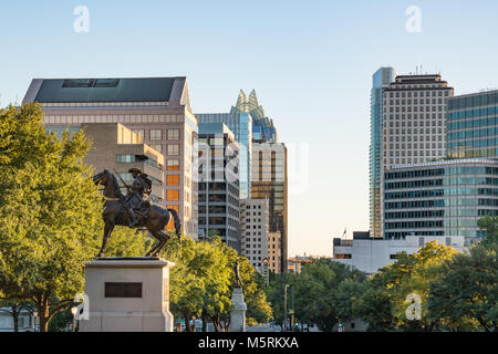 AUSTIN, TX - Oktober 28, 2017: Statue und die Skyline von Downtown Austin, Texas Stockfoto