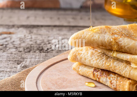 Löffel Honig fliesst auf Stapel Pfannkuchen essen Konzept holida Stockfoto