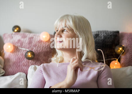 Portrait von nachdenklich, ältere Dame mit Brille weg schauen Stockfoto