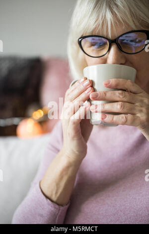 Portrait von älteren Dame in Gläsern trinken Kaffee entspannen Stockfoto