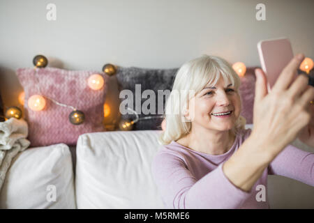 Portrait von gerne ältere Dame unter selfie durch mobile Stockfoto