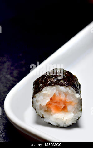Sushi auf einem weißen Teller: Maki (Rolle in Seetang eingewickelt) Stockfoto
