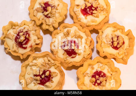 Italien Gastronomie Warenkorb Mürbteig mit orange Creme und einem Tropfen strawberry jam Stockfoto