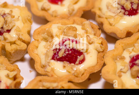 Italien Gastronomie Warenkorb Mürbteig mit orange Creme und einem Tropfen strawberry jam Stockfoto