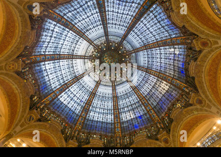 PARIS, Frankreich, 24. Februar 2018: Der berühmte Innere des Galaries Lafayette in Paris. Stockfoto