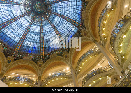 PARIS, Frankreich, 24. Februar 2018: Der berühmte Innere des Galaries Lafayette in Paris. Stockfoto