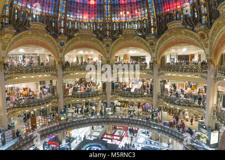 PARIS, Frankreich, 24. Februar 2018: Der berühmte Innere des Galaries Lafayette in Paris. Stockfoto