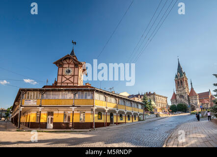 Rathaus und Polnischen Römisch-katholischen Kirche des hl. Stanislaus in Chortkiv, Oblast Ternopil, Ukraine Stockfoto