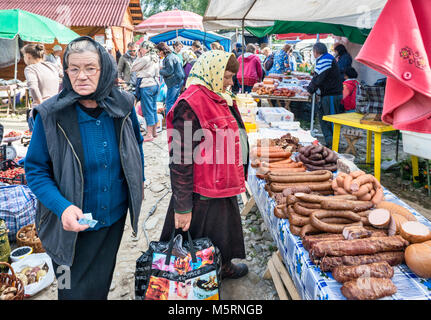 Wurst auf den Tag in der Stadt von Kossiw, Karpaten, Prykarpattia Pokuttya, Region, Iwano-frankiwsk Oblast, Ukraine Abschaltdruck Stockfoto