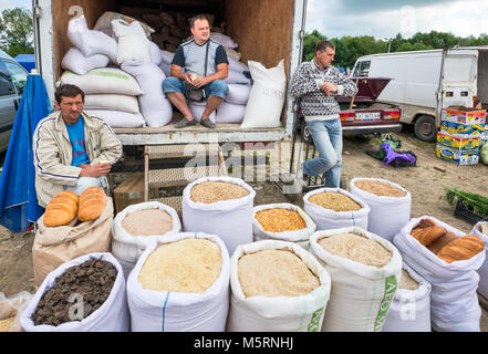 Säcke mit Getreide und Bohnen auf den Tag in der Stadt von Kossiw, Karpaten, Prykarpattia Pokuttya, Region, Iwano-frankiwsk Oblast, Ukraine Stockfoto