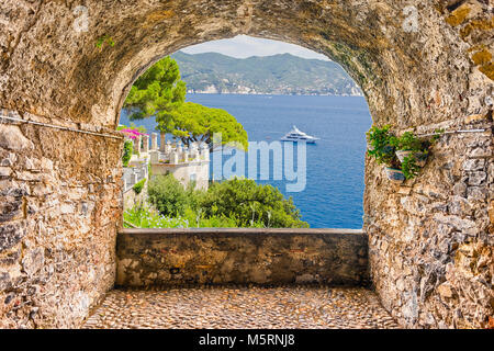 Scenic rock arch Balkon mit Blick auf den Marine in Portofino, Ligurische Küste, Italien Stockfoto