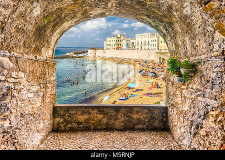 Scenic rock arch Balkon mit Blick auf die Waterfront, Salento Gallipoli, Apulien, Italien Stockfoto