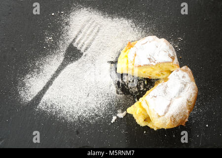 Saint John's Windbeutel, bis von oben zu schließen, mit lecker Sahne gefüllt Stockfoto