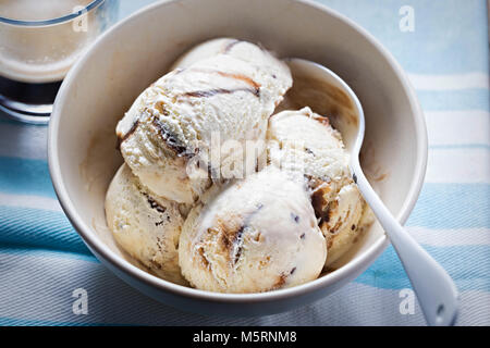Tiramisu Eis. Eis mit Kaffee, Schokolade, Biskuit Stücke Stockfoto
