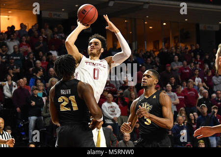 Philadelphia, Pennsylvania, USA. 25 Feb, 2018. Tempel Eulen vorwärts OBI ENECHIONYIA (0) schießt während der Amerikanischen Athletic Conference Basketball Spiel am Liacouras Center in Philadelphia gespielt wird. Tempel beat UCF 75-56. Credit: Ken Inness/ZUMA Draht/Alamy leben Nachrichten Stockfoto