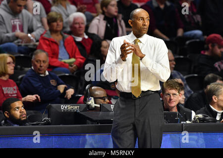 Philadelphia, Pennsylvania, USA. 25 Feb, 2018. UCF Ritter Haupttrainer Johnny Dawkins während des Amerikanischen Athletic Conference Basketball Spiel am Liacouras Center in Philadelphia gespielt wird angezeigt. Tempel beat UCF 75-56. Credit: Ken Inness/ZUMA Draht/Alamy leben Nachrichten Stockfoto