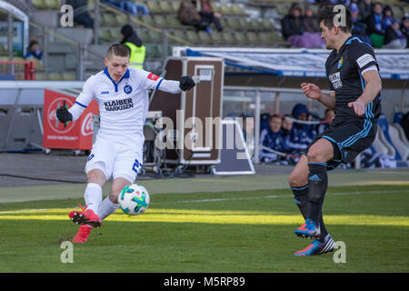 Karlsruhe, Deutschland. 25 Feb, 2018. Bundesliga Fussball: Muslija schlägt die Kugel gegen Chemnitzer FC player, Wildparkstadion, Karlsruhe, Deutschland. Credit: tmc-fotografie.de/Alamy leben Nachrichten Stockfoto