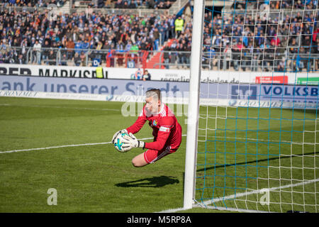 Karlsruhe, Deutschland. 25 Feb, 2018. Bundesliga Fussball: Keeper Tittel den Ball fängt, Wildparkstadion, Karlsruhe, Deutschland. Credit: tmc-fotografie.de/Alamy leben Nachrichten Stockfoto