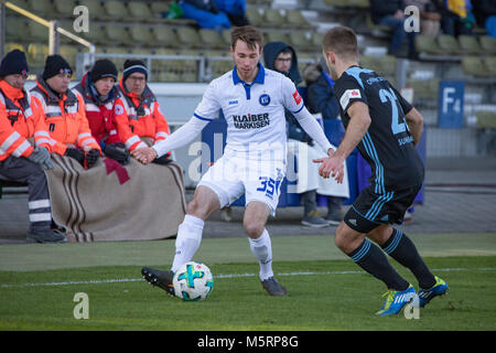 Karlsruhe, Deutschland. 25 Feb, 2018. Bundesliga Fussball: Matthias Bader gegen Chemnitzer FC player, Wildparkstadion, Karlsruhe, Deutschland. Credit: tmc-fotografie.de/Alamy leben Nachrichten Stockfoto