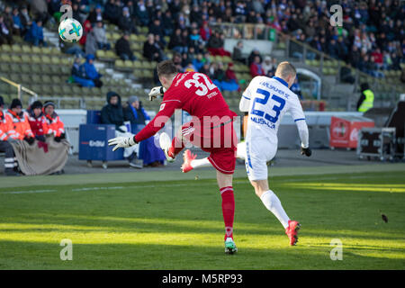 Karlsruhe, Deutschland. 25 Feb, 2018. Bundesliga Fussball: Keeper Kevin Tittel Niederlagen Florent Muslija Wildparkstadion, Karlsruhe, Deutschland. Credit: tmc-fotografie.de/Alamy leben Nachrichten Stockfoto