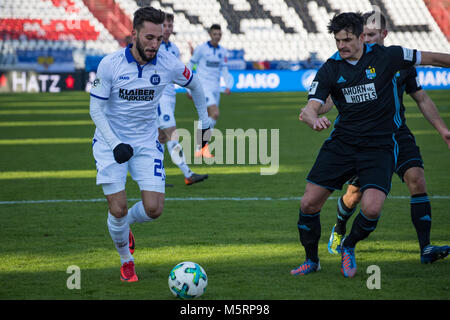 Karlsruhe, Deutschland. 25 Feb, 2018. Bundesliga Fussball: Fabian Schleusener (Ksc) Angriffe gegen Tom Scheffelv (CFC), Wildparkstadion Karlsruhe, Deutschland. Credit: tmc-fotografie.de/Alamy leben Nachrichten Stockfoto