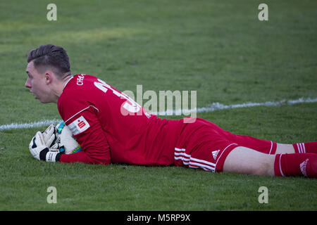 Karlsruhe, Deutschland. 25 Feb, 2018. Bundesliga Fussball: Kevin Tittel erwischt den Ball im Spiel gegen den Karlsruher SC Quelle: tmc-fotografie.de/Alamy leben Nachrichten Stockfoto