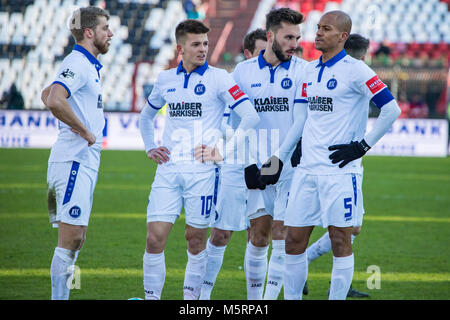 Karlsruhe, Deutschland. 25 Feb, 2018. Bundesliga Fußball: Nach Foul, Marvin Wanitzek (10), Fabian Schleusener (Mitte), David Pisot (5). Credit: tmc-fotografie.de/Alamy leben Nachrichten Stockfoto