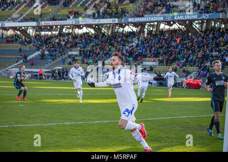 Karlsruhe, Deutschland. 25 Feb, 2018. Bundesliga Fussball: Fabian Schleusener (24) schießt das erste Tor im Spiel gegen den Chemnitzer FC. Credit: tmc-fotografie.de/Alamy leben Nachrichten Stockfoto