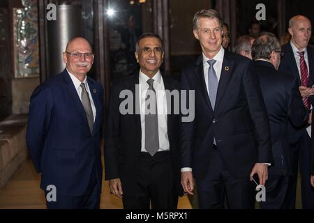 BARCELONA, SPANIEN - 25. Februar: Allen Hoffman Senior Vice President von Global Public Policy, Sunil Bharti Mittal Präsident der GSMA und Matten Granryd Generaldirektor der GSMA während der König Felipe VI. von Spanien auf dem Mobile World Congress Offizielles Abendessen Eröffnung am Palau de la Musica de Barcelona teilnehmen, die am 25. Februar in Barcelona, Spanien 2018. Cordon drücken Sie Stockfoto