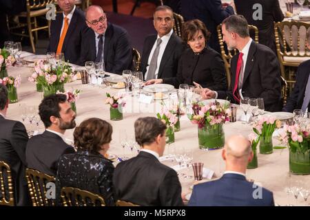 BARCELONA, SPANIEN - 25. Februar: Der König Felipe VI. von Spanien und Soraya Saenz de Santa Maria Vice President von Spanien vor Ada Colau Bürgermeister von Barcelona und Roger Torrent Präsident des katalanischen Parlaments während der König Felipe VI. von Spanien die Teilnahme an der Mobile World Congress Offizielles Abendessen Eröffnung am Palau de la Musica de Barcelona am 25. Februar in Barcelona, Spanien 2018. Cordon drücken Sie Stockfoto