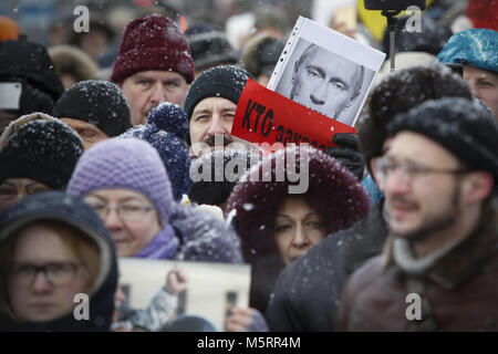 Februar 25, 2018 - Sankt Petersburg, Russland - Menschen nehmen an einer Sitzung im Speicher der russischen Politiker und Oppositionsführer Boris Nemzow am Vorabend des 3. Jahrestages seines Todes. Boris Nemzow wurde am Bolschoi-Theater in Moskau Moskvoretsky Brücke am Abend des 27. Februar 2015 getötet. Credit: Elena Ignatyeva/ZUMA Draht/Alamy leben Nachrichten Stockfoto