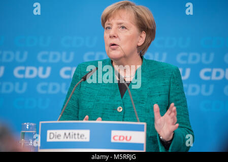 Berlin, Deutschland. 25 Feb, 2018. Angela Merkel am 25. Februar 2018 auf einer Pressekonferenz über Ihr neues Kabinett und die kommende Diskussion über die Große Koalition mit der SPD. Credit: James Rea/Alamy leben Nachrichten Stockfoto