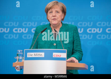 Berlin, Deutschland. 25 Feb, 2018. Angela Merkel am 25. Februar 2018 auf einer Pressekonferenz über Ihr neues Kabinett und die kommende Diskussion über die Große Koalition mit der SPD. Credit: James Rea/Alamy leben Nachrichten Stockfoto