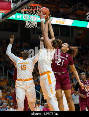 Februar 25, 2018: Mercedes Russell #21 der Tennessee Dame Volunteers packt den abprall von Mikiah Herbert Harrigan #21 der Südcarolina Kampfhähne während der NCAA Basketball Spiel zwischen der Universität von Tennessee Lady Volunteers und der Universität von South Carolina Kampfhähne bei Thompson Boling Arena in Knoxville TN Tim Gangloff/CSM Stockfoto