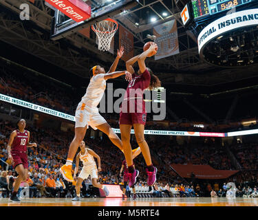 Februar 25, 2018: Mikiah Herbert Harrigan #21 der Südcarolina Kampfhähne schießt die Kugel über Rennia Davis #0 der Tennessee Dame Volunteers während der NCAA Basketball Spiel zwischen der Universität von Tennessee Lady Volunteers und der Universität von South Carolina Kampfhähne bei Thompson Boling Arena in Knoxville TN Tim Gangloff/CSM Stockfoto