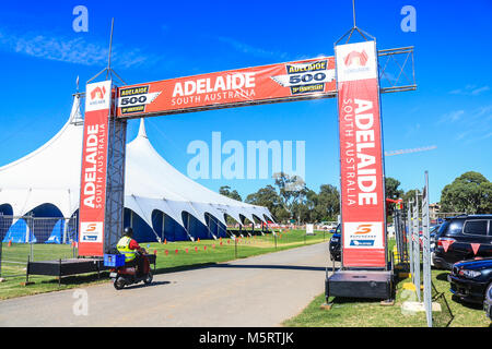 Adelaide Australien 26. Februar 2018. Die Tore, wo Tausende von Zuschauern erwartet werden zu durchlaufen werden als letzte Vorbereitungen eingerichtet sind für die Adelaide Clipsal 500 eine jährliche Motor Racing Event für Supercars ab 1. März, feiert sein 20-jähriges Bestehen und ist auf dem ehemaligen australischen Formel 1 Grand Prix Strecke im Victoria Park Credit gehalten: Amer ghazzal/Alamy leben Nachrichten Stockfoto